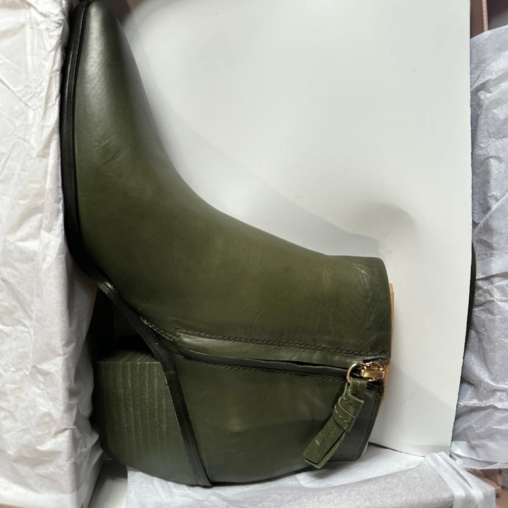 A-SPUR ANKLE BOOT IN OLIVE
